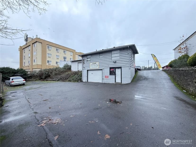 Property photo for 13828 Aurora Avenue N, Seattle photo 14