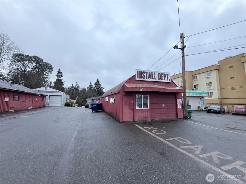 Property photo for 13828 Aurora Avenue N, Seattle photo 7