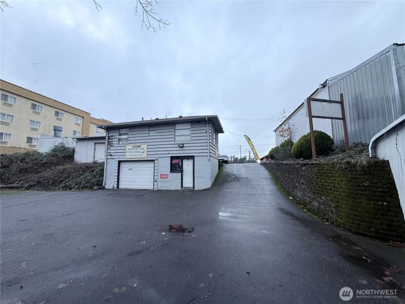 Property photo for 13828 Aurora Avenue N, Seattle photo 13