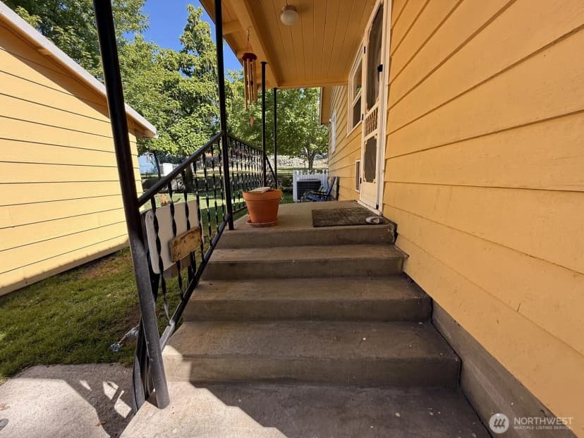 Property photo for 18 Cherry Avenue W, Omak photo 8