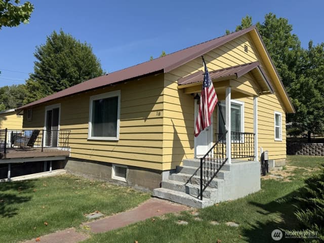 Property photo for 18 Cherry Avenue W, Omak photo 3