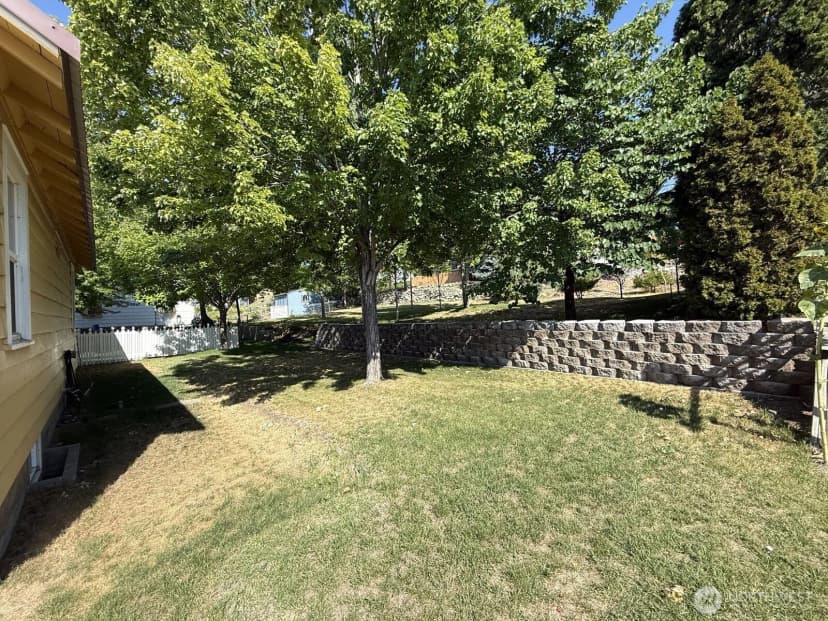 Property photo for 18 Cherry Avenue W, Omak photo 4
