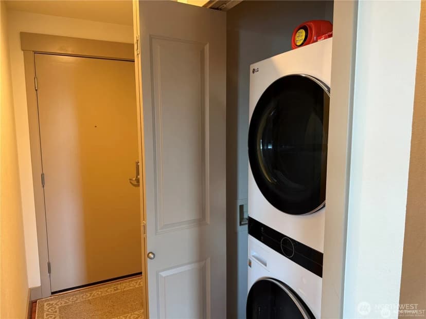 Property photo for 4547 8th Avenue Ne #414, Seattle photo 10