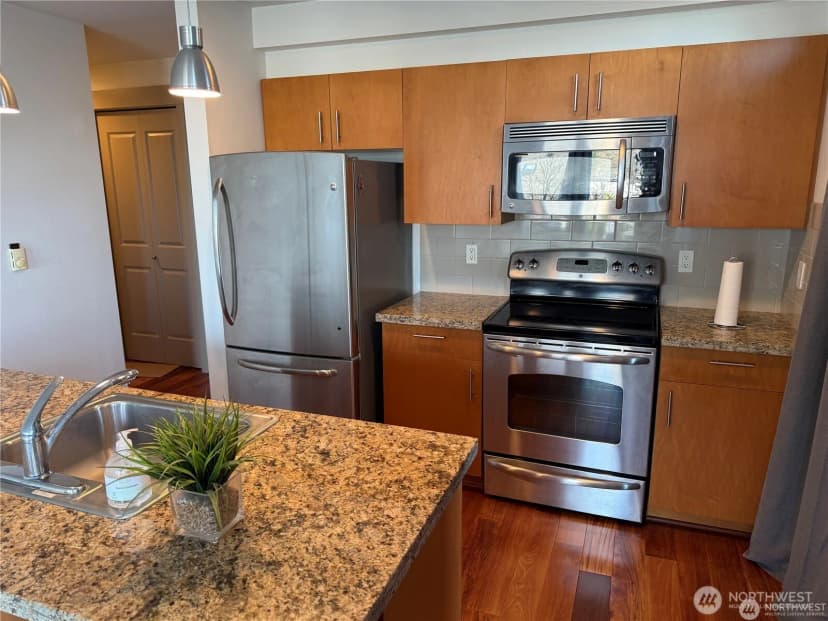 Property photo for 4547 8th Avenue Ne #414, Seattle photo 5