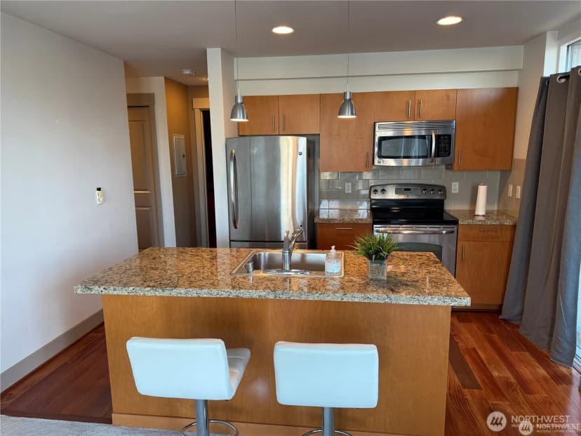 Property photo for 4547 8th Avenue Ne #414, Seattle photo 6