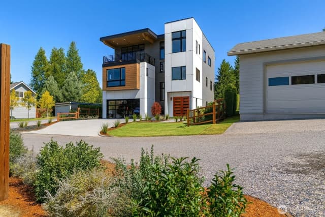 Property photo for 711 Poplar Drive, Bellingham