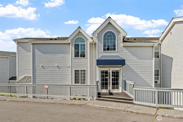 Property photo for 12025 Se 60th Street #b, Bellevue photo 2