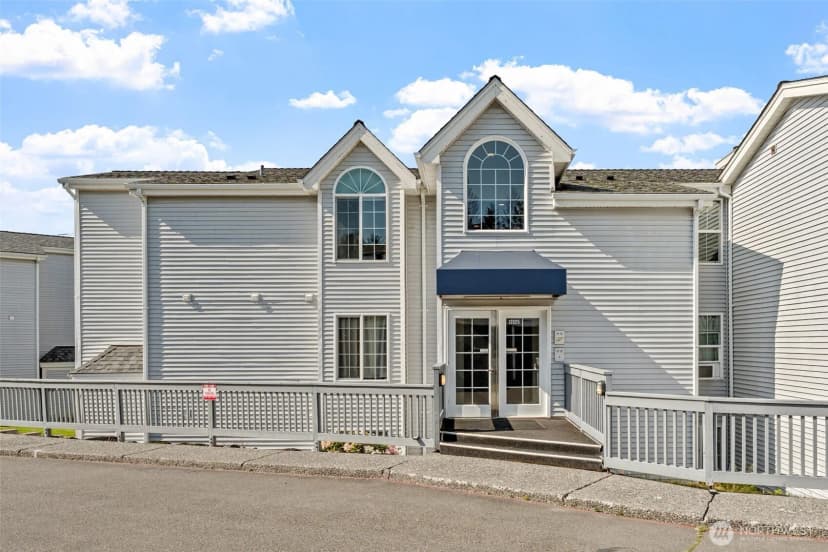 Property photo for 12025 Se 60th Street #b, Bellevue photo 2