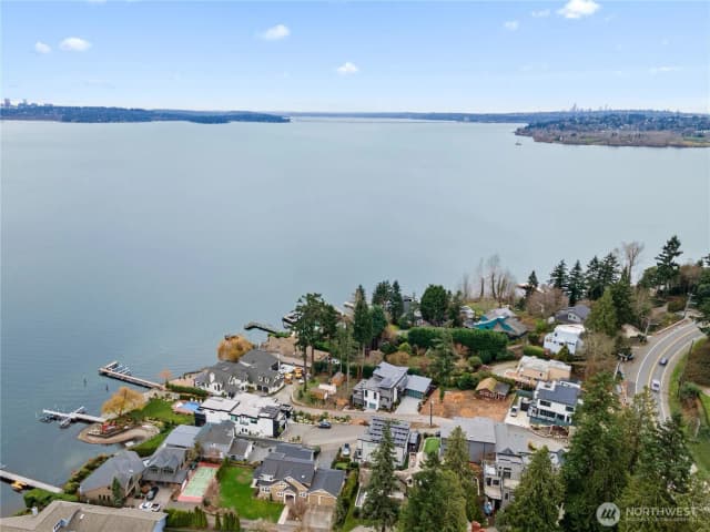 Property photo for 8329 Ne Juanita Drive, Kirkland photo 2