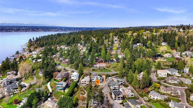 Property photo for 8329 Ne Juanita Drive, Kirkland photo 3