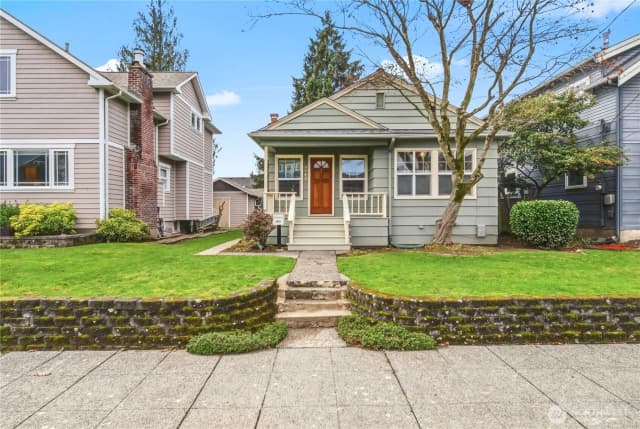 Property photo for 3043 38th Avenue Sw, Seattle photo 2