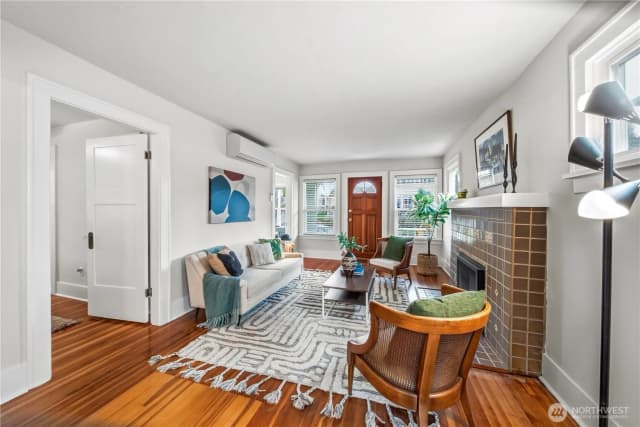 Property photo for 3043 38th Avenue Sw, Seattle photo 5