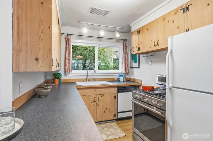 Property photo for 3043 38th Avenue Sw, Seattle photo 8