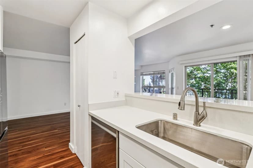 Property photo for 1425 Dexter Avenue N #611, Seattle photo 9