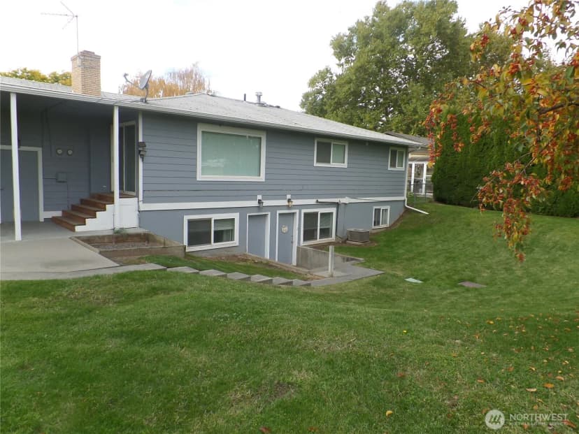 Property photo for 32 Ne Tremont Drive, College Place photo 32