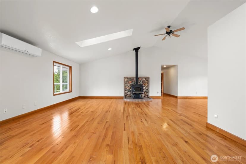 Property photo for 17107 Mill Ln, Long Beach photo 8