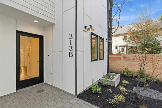 Property photo for 313 17th Avenue E, Seattle photo 2