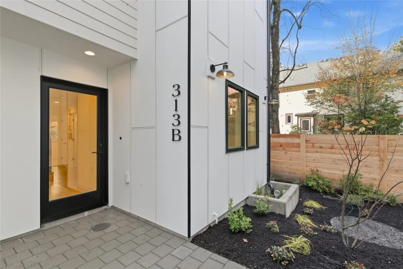 Property photo for 313 17th Avenue E, Seattle photo 2