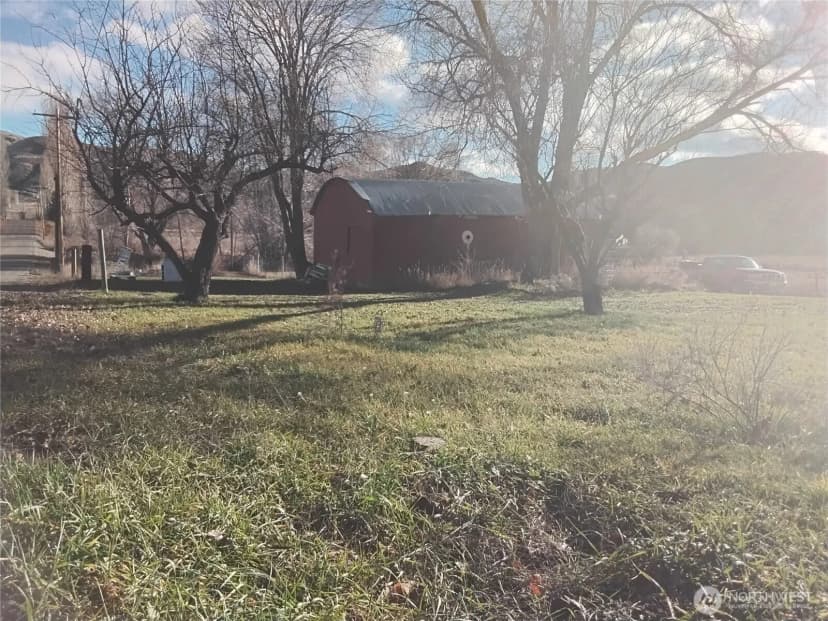 Property photo for 30 River Loop Road, Tonasket photo 9