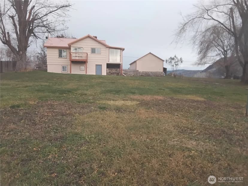 Property photo for 30 River Loop Road, Tonasket photo 4