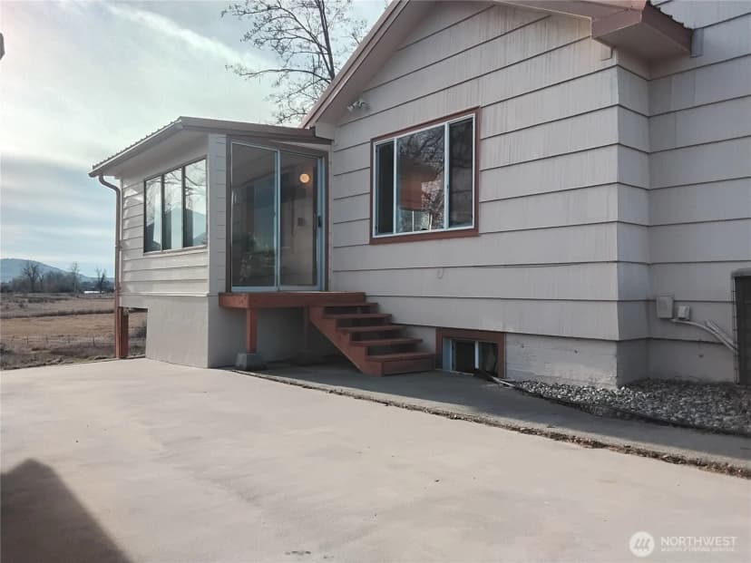 Property photo for 30 River Loop Road, Tonasket photo 3