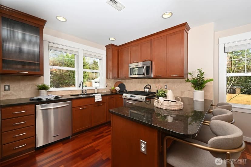 Property photo for 5801 55th Avenue Ne #a, Seattle photo 15