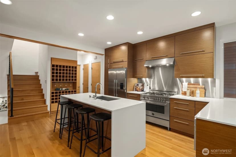 Property photo for 1002 5th Avenue N, Seattle photo 19