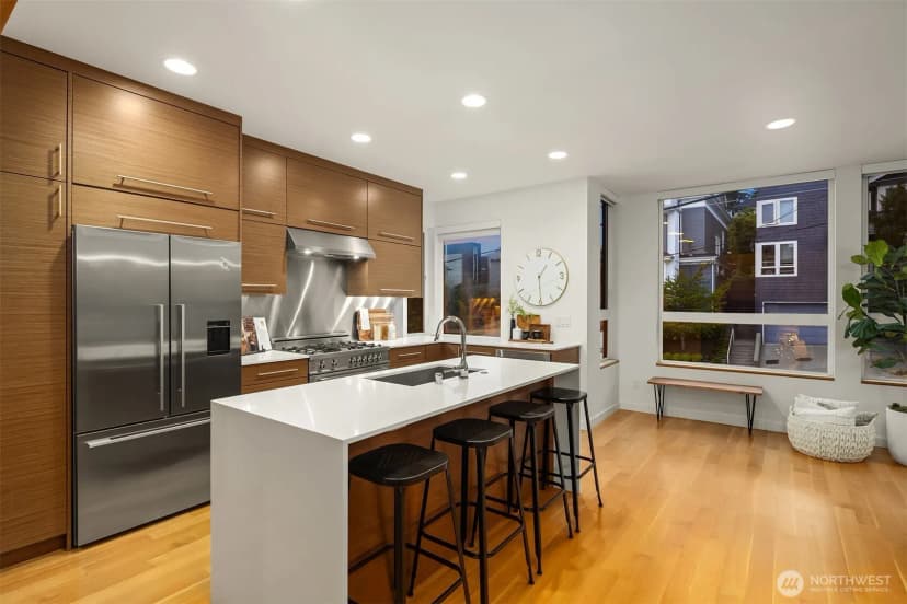 Property photo for 1002 5th Avenue N, Seattle photo 16