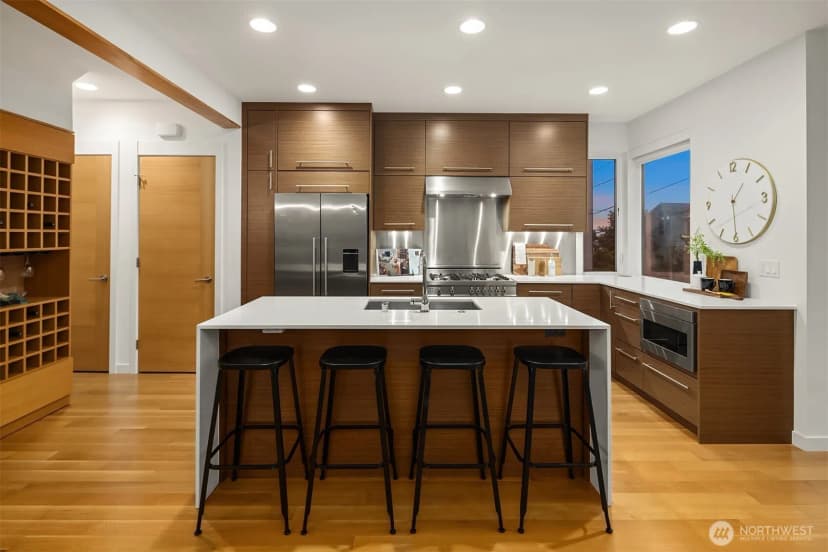Property photo for 1002 5th Avenue N, Seattle photo 15