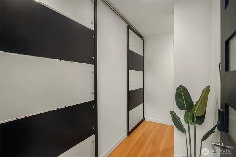 Property photo for 1002 5th Avenue N, Seattle photo 4
