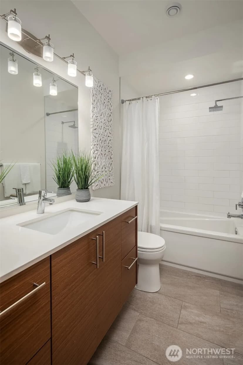 Property photo for 1002 5th Avenue N, Seattle photo 6