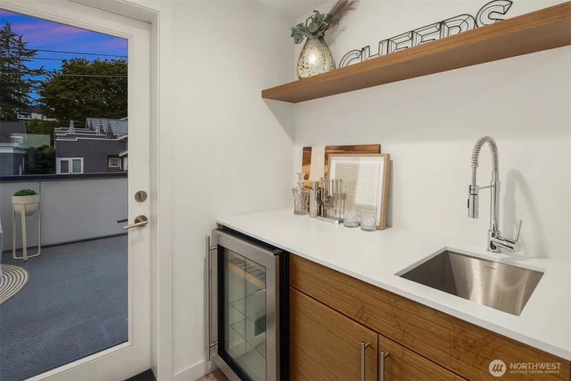 Property photo for 1002 5th Avenue N, Seattle photo 32