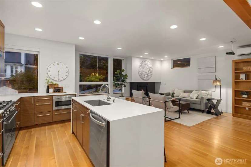 Property photo for 1002 5th Avenue N, Seattle photo 18