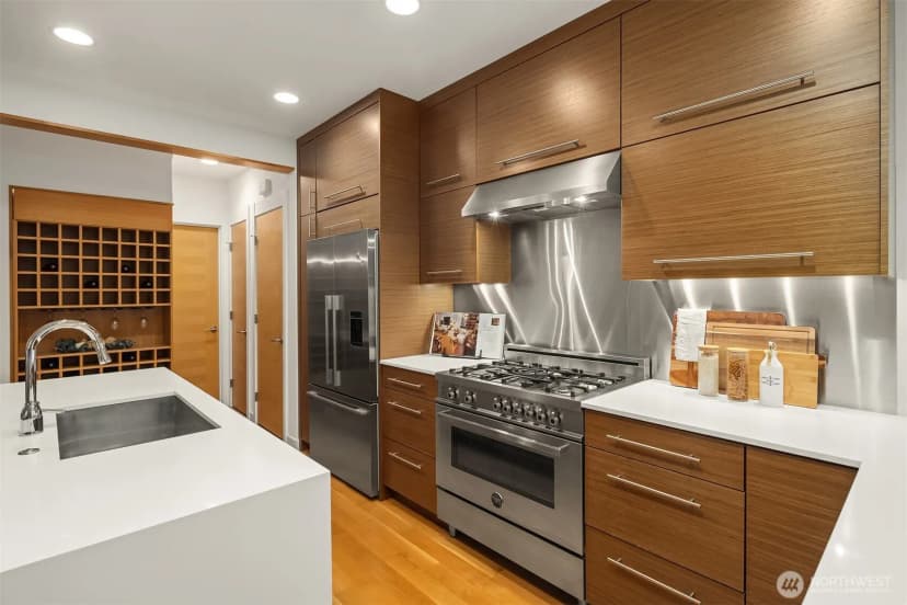 Property photo for 1002 5th Avenue N, Seattle photo 17