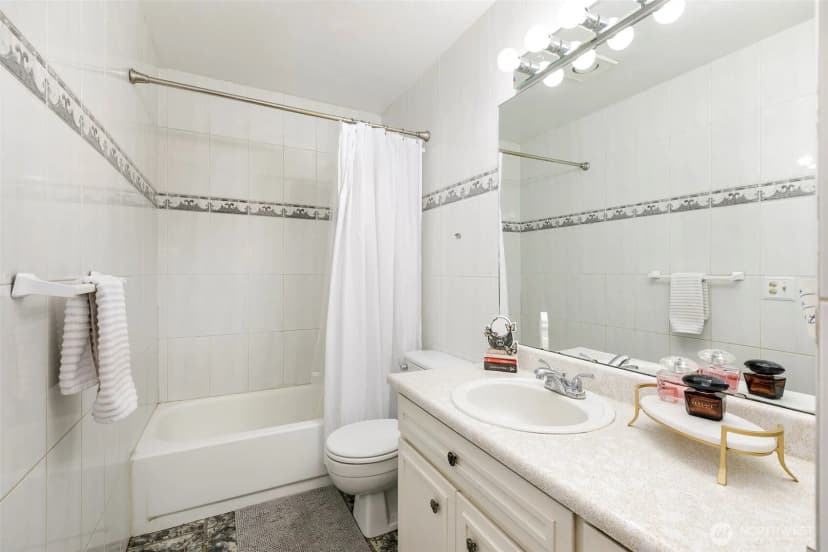 Property photo for 4003 Ne 6th Court, Renton photo 12