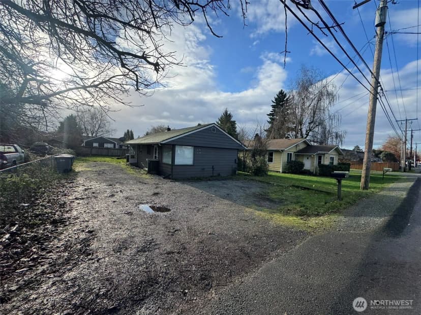 Property photo for 10908 10910 Valley Avenue E, Puyallup photo 11