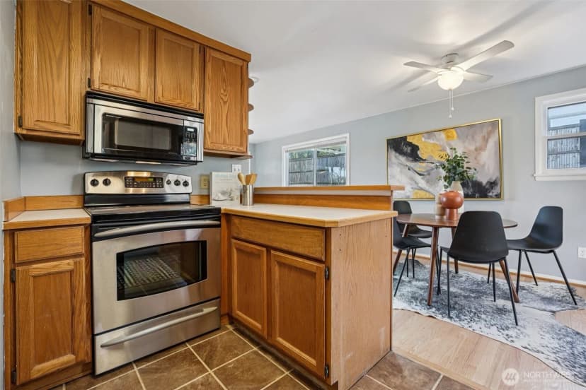 Property photo for 10219 15th Avenue Ne, Seattle photo 9