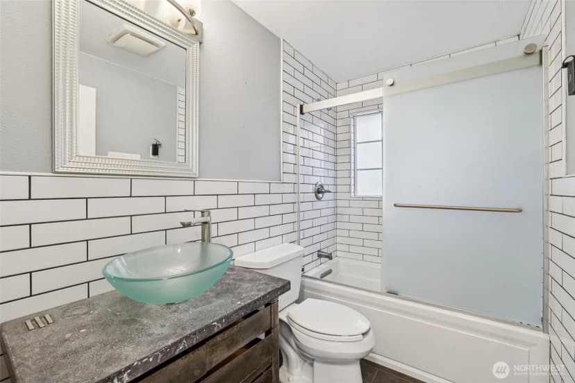 Property photo for 10219 15th Avenue Ne, Seattle photo 16