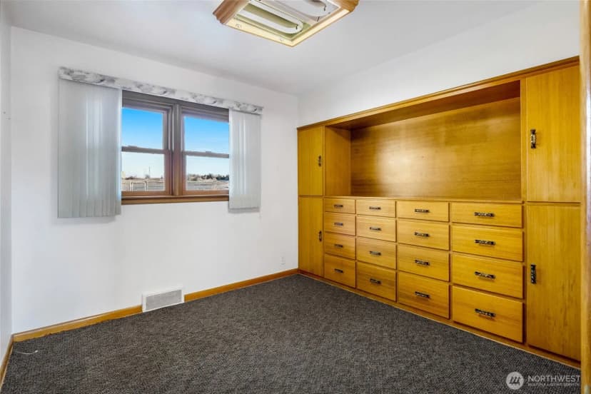Property photo for 319 E 3rd Street, Lind photo 18