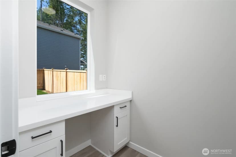 Property photo for 2431 Sw Ridgeway Drive, Oak Harbor photo 6