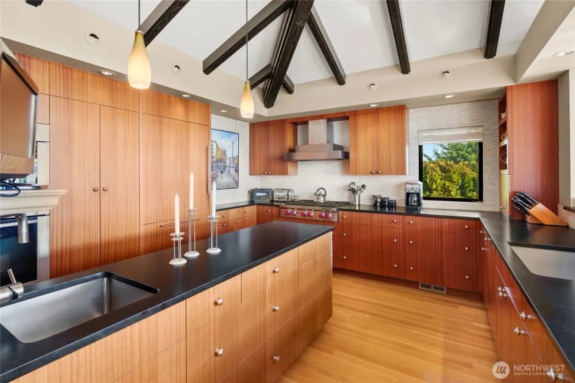 Property photo for 1640 Magnolia Boulevard W, Seattle photo 11