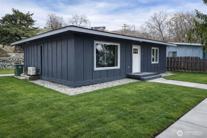 Property photo for 919 E Johnson Avenue, Chelan photo 2