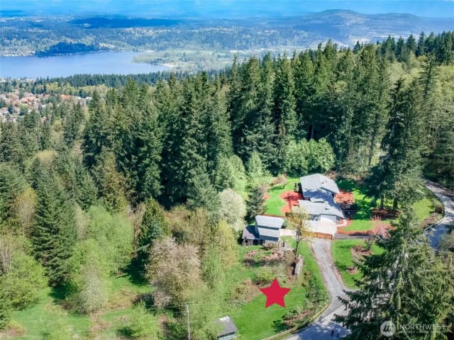 Property photo for 17600 Se Cougar Mountain Drive, Issaquah photo 4