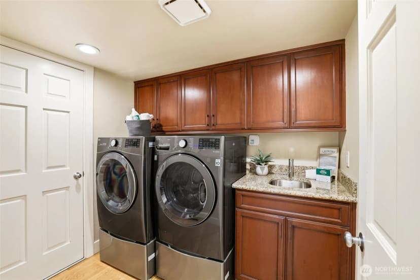 Property photo for 1778 Bellevue Way Ne, Bellevue photo 22