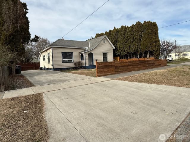 Property photo for 321 E Oak Street, Walla Walla