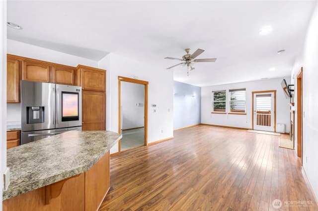 Property photo for 1033 Aspen Lane, Burlington photo 3