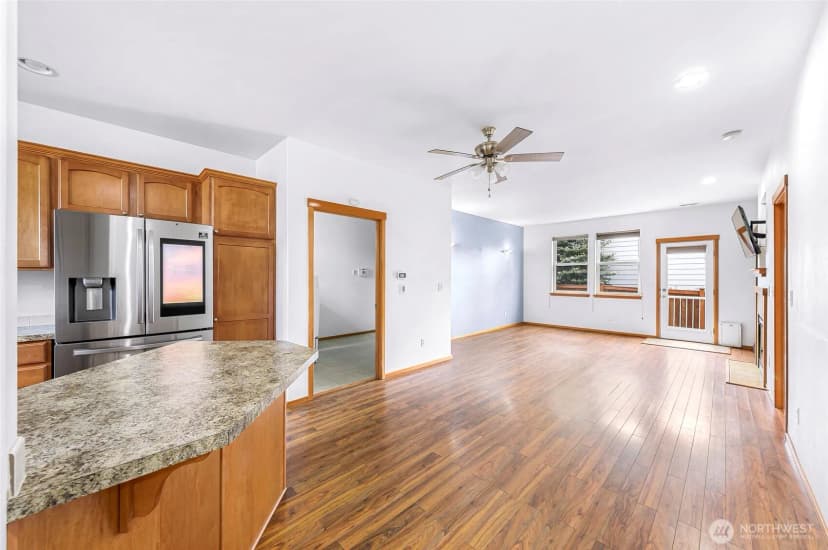 Property photo for 1033 Aspen Lane, Burlington photo 3