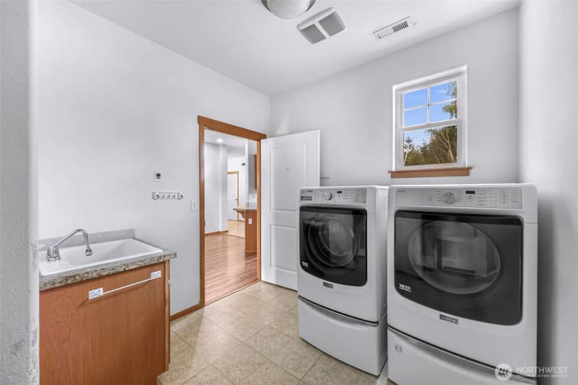 Property photo for 1033 Aspen Lane, Burlington photo 11