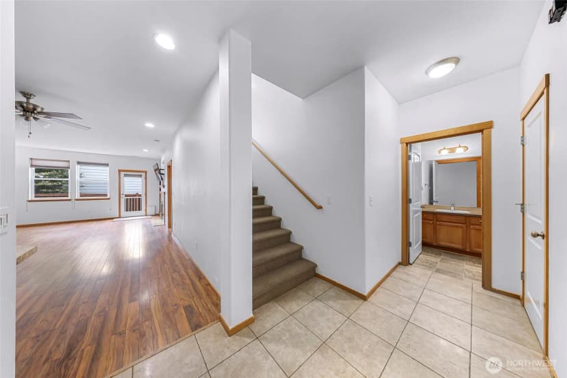 Property photo for 1033 Aspen Lane, Burlington photo 2