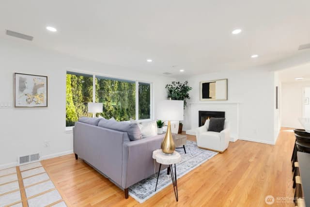 Property photo for 2321 100th Avenue Ne, Bellevue photo 4
